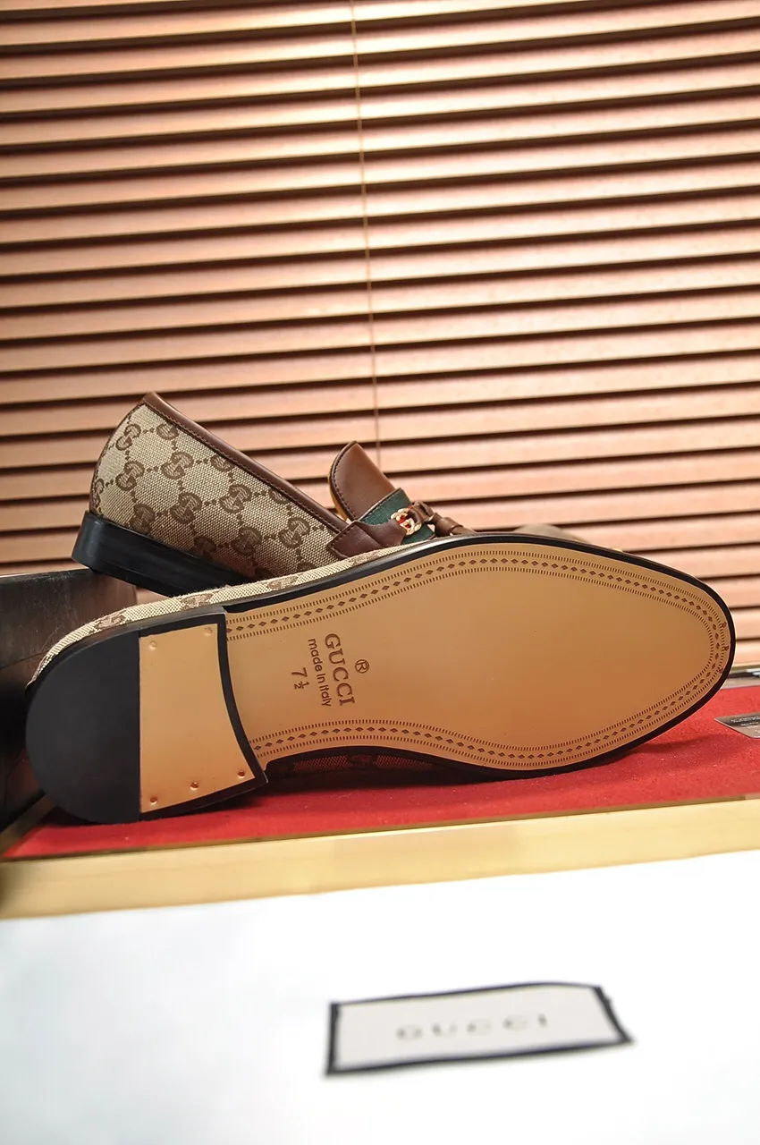 Men's shoes💰500💶Italy's top luxury men's shoe giant (GUCCI) (Gucci) (full cowhide lining) new arrival🍃Original European style🔰 Pleasant to the eye😍In order to make the shoes more durable and non-deformable🌀The production continues to follow traditional methods but there is still no lack of innovation💪Choose original sheepskin for the leather♻️ Smooth and natural And extra bright ⭐Made of imported cowhide, the first choice of rich people 38-45 (45 customized)